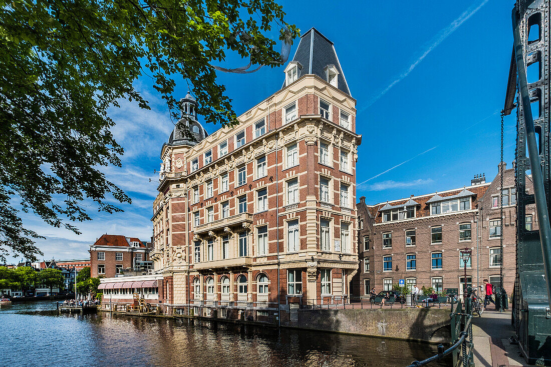 Blick auf das NH Hotel Doelen von der Aleminiumbrug in Amsterdam, Holland