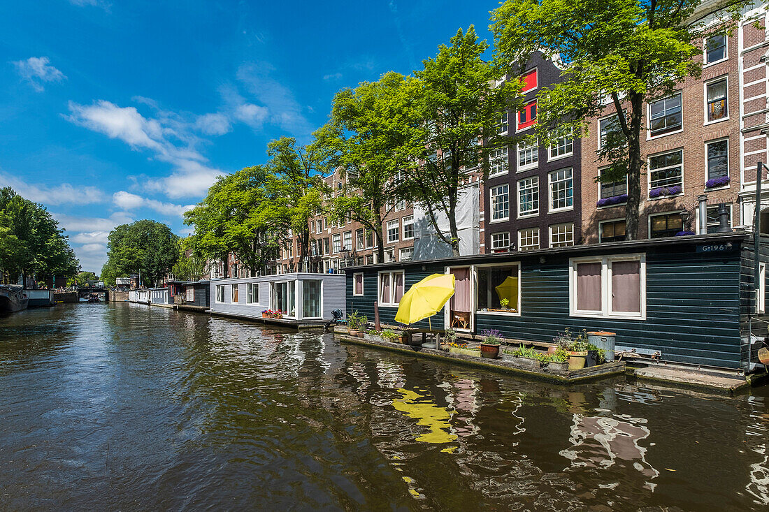 Wohnboote auf einer Gracht in Amsterdam, Holland