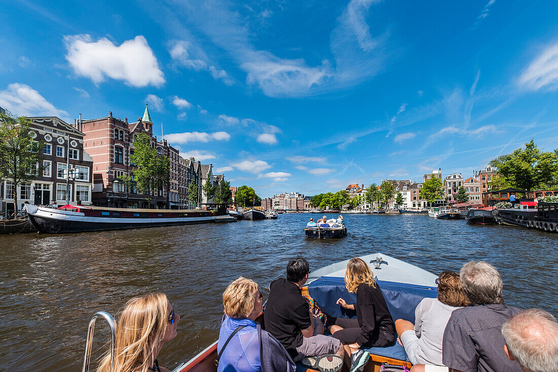 Touristenboote auf den Grachten von Amsterdam, Holland