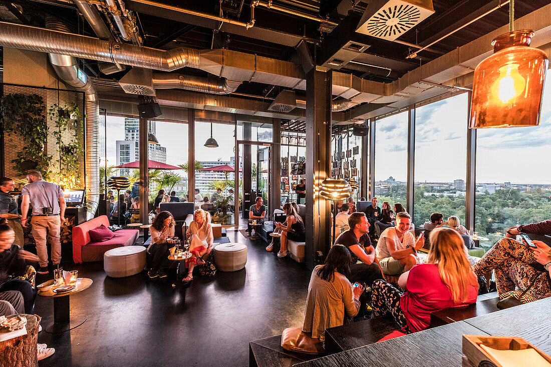 Menschen in der Bar vom 25hours Hotel mit Blick auf den Zoologischen Garten, Berlin, Deutschland