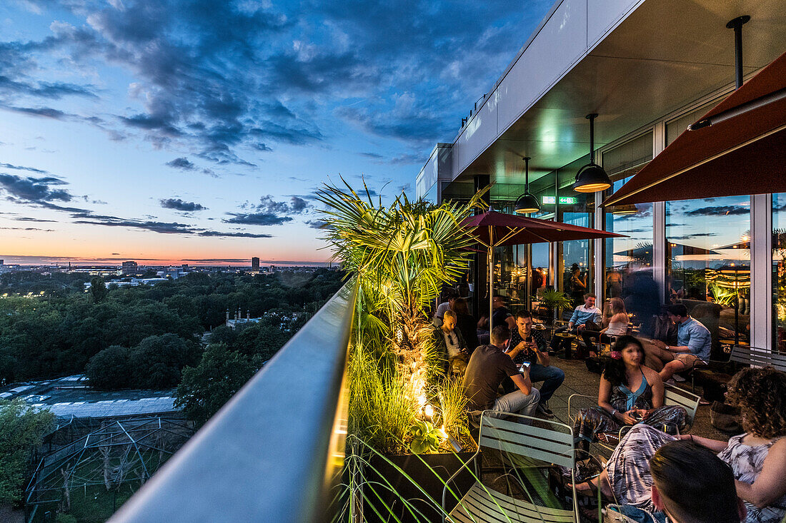 Menschen auf der Terrasse des 25hours Hotel mit Blick auf Zoologischen Garten, Berlin, Deutschland