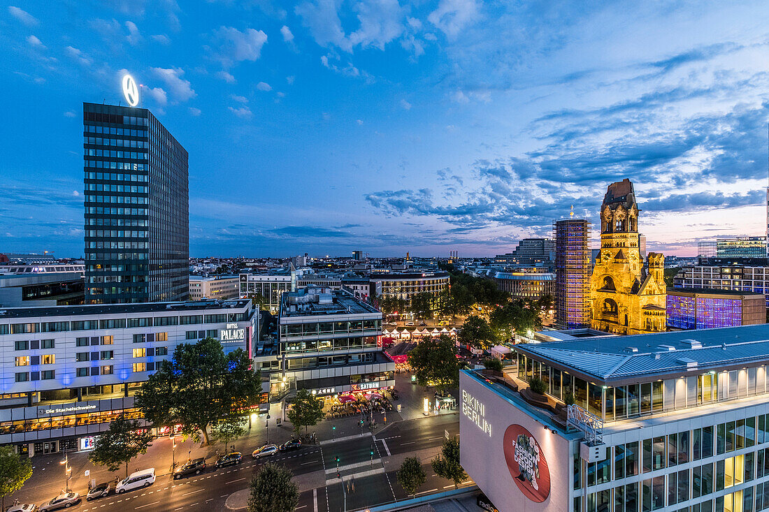 Berlin mit Blick auf das Einkaufszentrum Bikini und die Gedächniskirche in der Dämmerung , Berlin, Deutschland