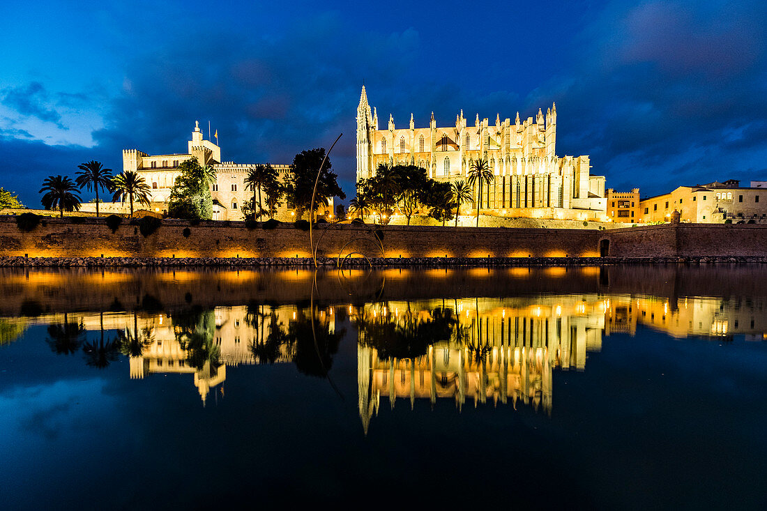 Kathedrale von Palma bei Nacht, Mallorca, Balearen, Spanien