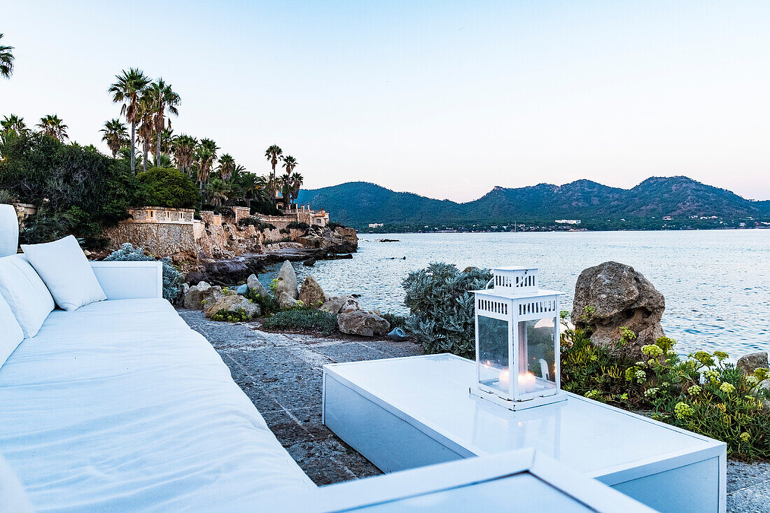 Loungebereich und Essen am Meer im Port Verd del Mar in Son Servera, Mallorca, Balearen, Spanien