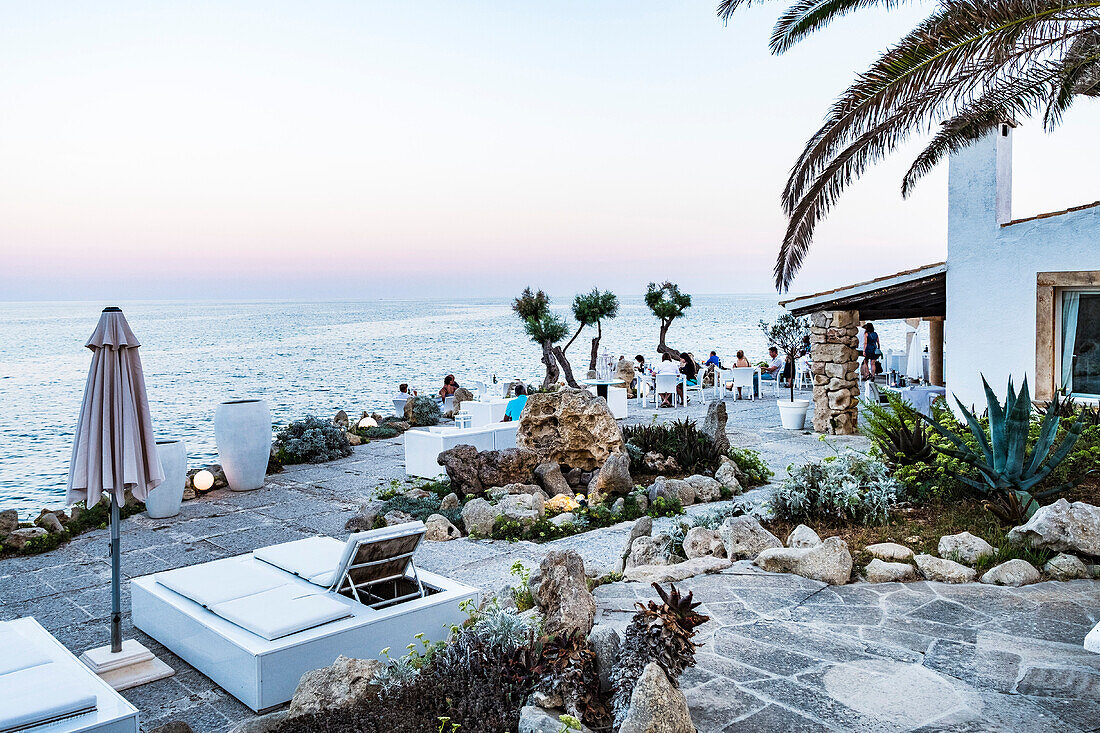 Loungebereich und Essen am Meer im Port Verd del Mar in Son Servera, Mallorca, Balearen, Spanien