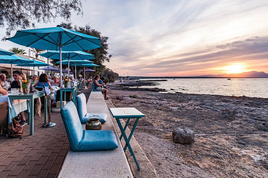 Sonnenuntergang über der Bucht von Alcudia, Uferpromenade Colonia de Sant Pere, Mallorca, Balearen, Spanien