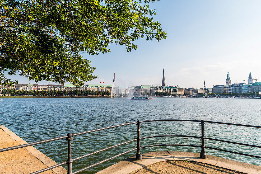 Blick auf die Binnenalster in Hamburg, Norddeutschland, Deutschland