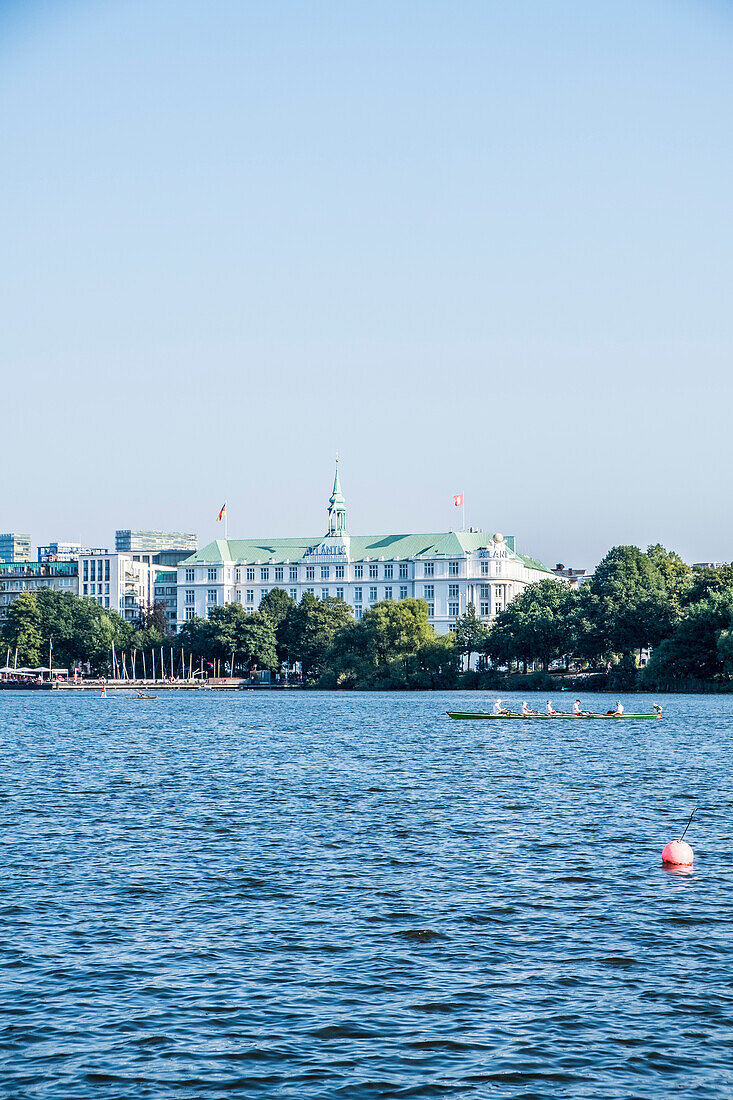 Ruderer auf der Aussenalster vor dem Hotel Atlantic in Hamburg, Norddeutschland, Deutschland