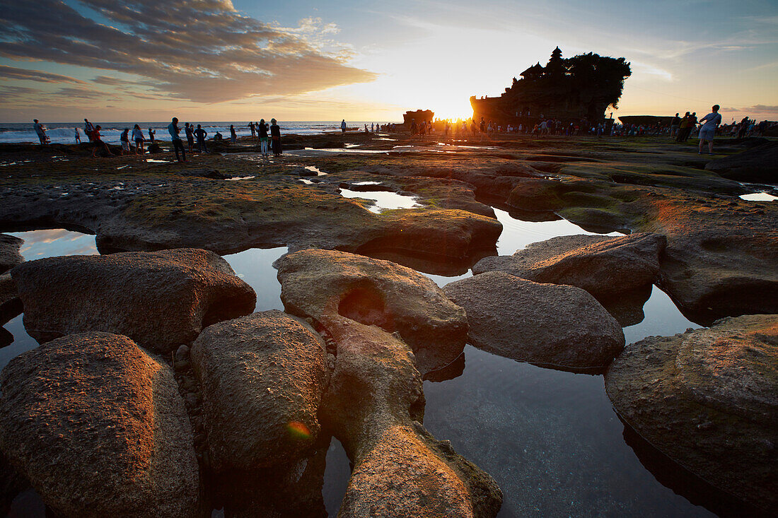 Besucher Tanah Lot, Ufer bei Ebbe, abends, Wassertempel Tanah Lot. Bali, Indonesien