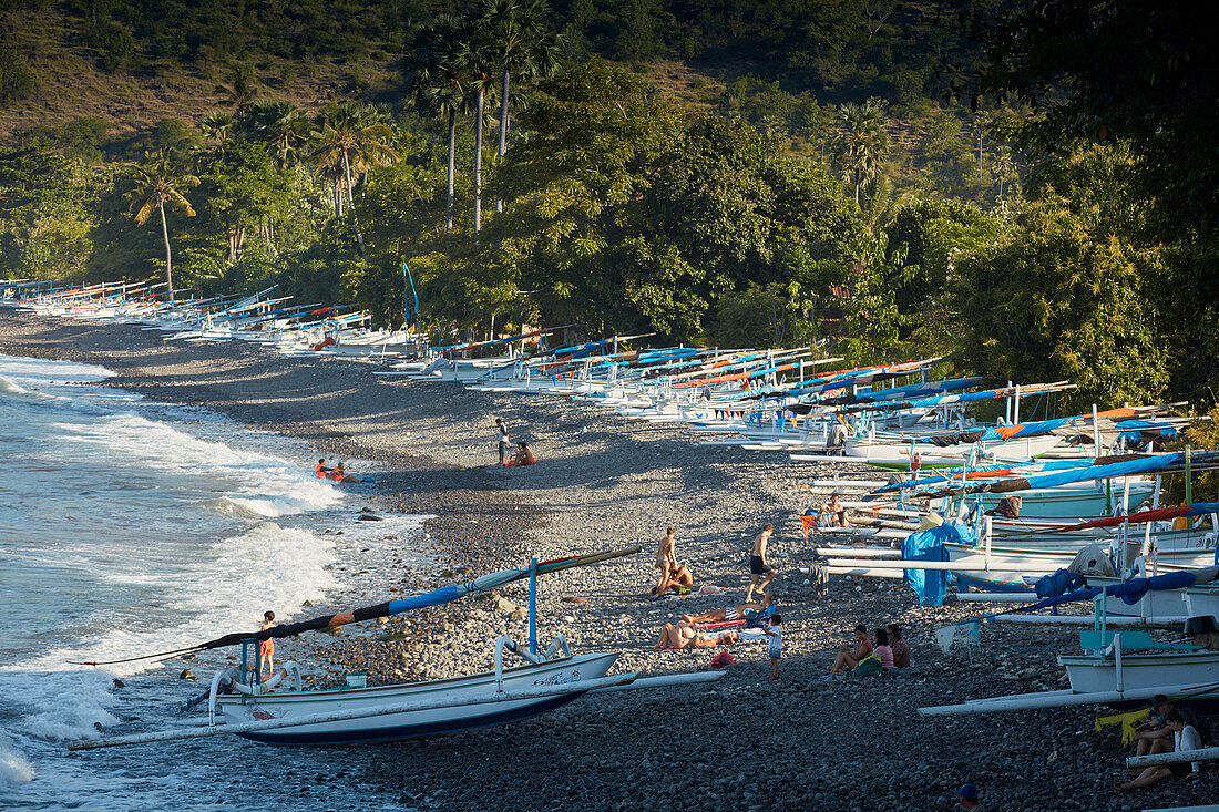 Fischerboote am Strand Amed Bali   Bild kaufen  