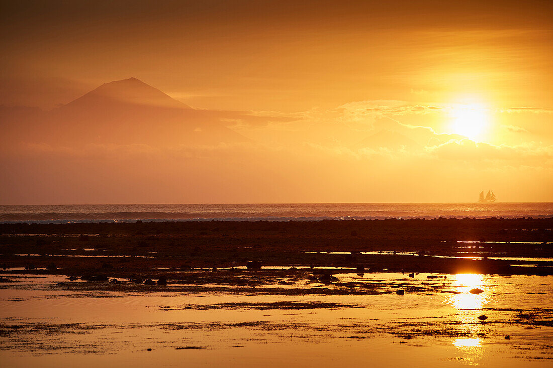 Sonnenuntergang, Blick auf Bali und die Vulkane Agung und Batur, Gili Trawangan, Lombok, Indonesien