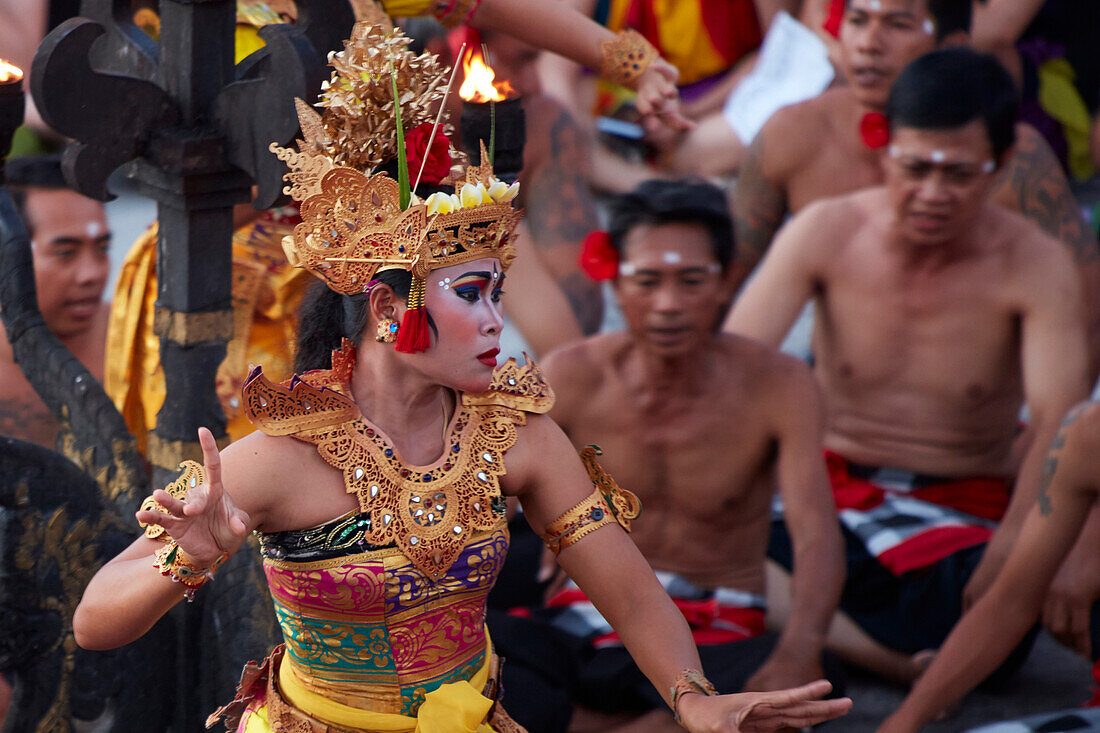 Tänzerin im Kecaktanz , Uluwatu, Bali, Indonesien