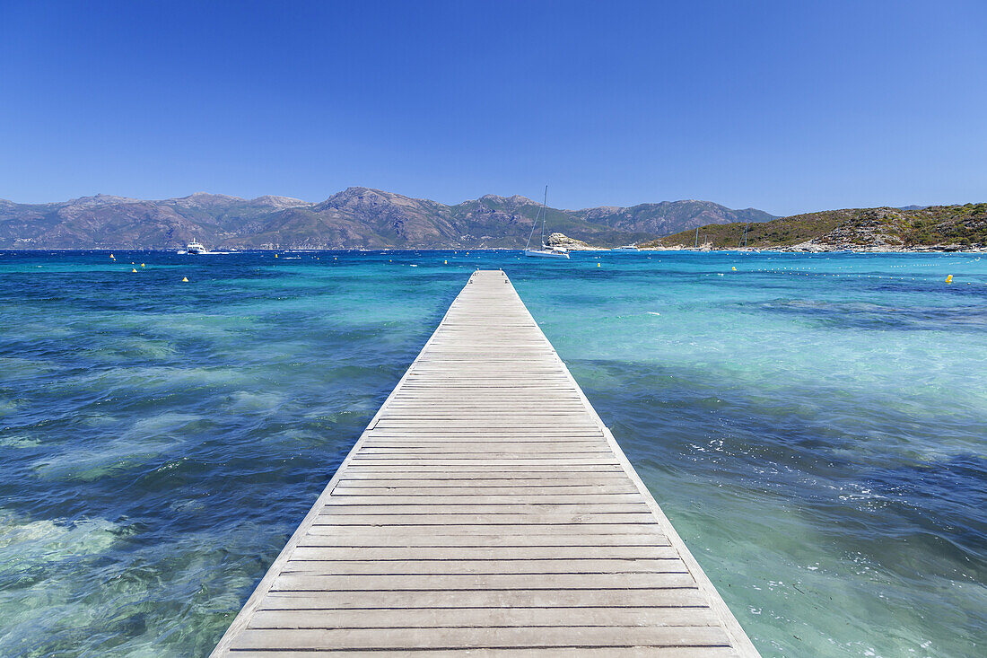 Steg für die Fähre am Strand Plage du Loto in der Desert des Agriates, bei Saint-Florent, Korsika, Südfrankreich, Frankreich, Südeuropa, Europa