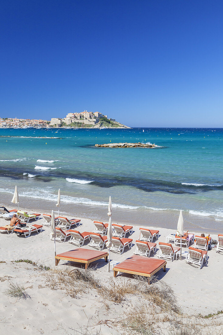 Blick über den Strand auf die Zitadelle von Calvi, Korsika, Südfrankreich, Frankreich, Südeuropa, Europa