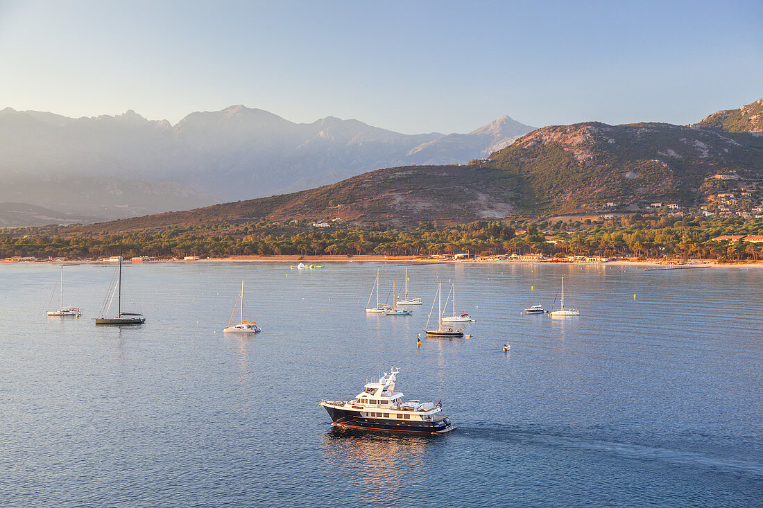 Blick von der Zitadelle zu den Bergen der Balagne, Calvi, Korsika, Südfrankreich, Frankreich, Südeuropa, Europa