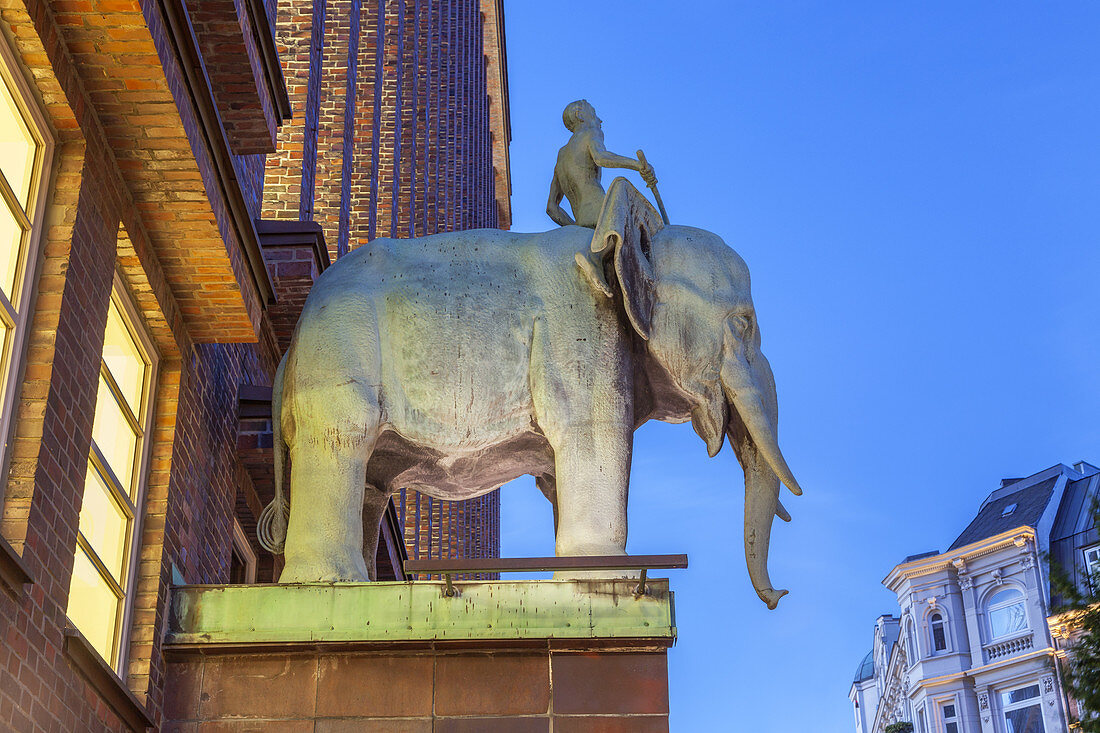 Bronzeelefanten vor Brahms Kontorhaus, Hansestadt Hamburg, Norddeutschland, Deutschland, Europa