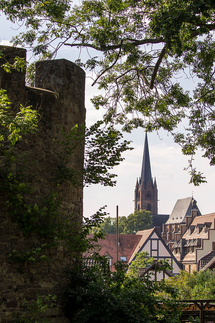 Blick vom Hexenturm auf die Liebfrauenkirche in Frankenberg (Eder), Nordhessen, Hessen, Deutschland, Europa