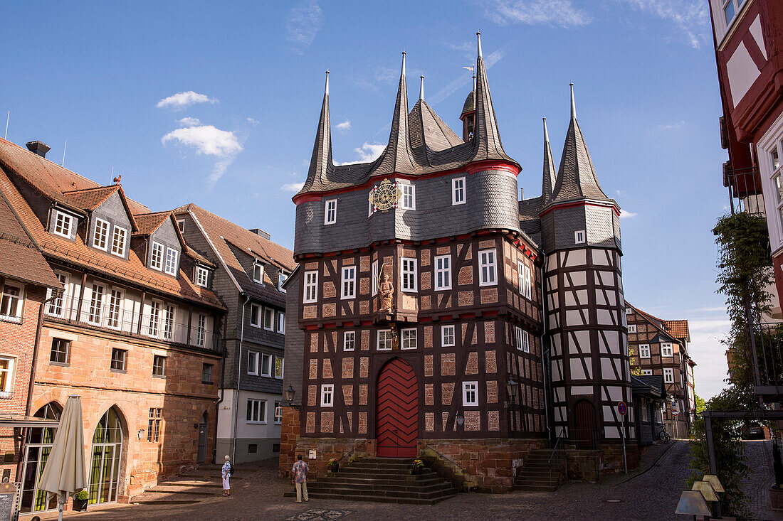 Frankenberger Rathaus mit den 10 Türmen, historisches Fachwerkhaus mit Rathausschirn, der Markthalle im Herzen der Altstadt, Frankenberg (Eder), Nordhessen, Hessen, Deutschland, Europa