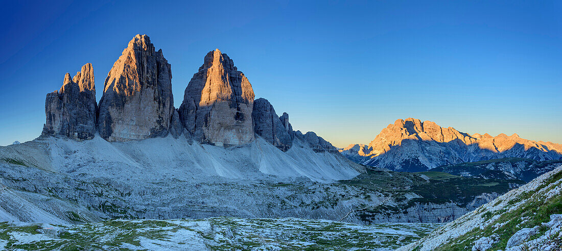 Panorama mit Sonnenaufgang an den Drei Zinnen und Monte Cristallo, Drei Zinnen-Hütte, Sextener Dolomiten, Dolomiten, UNESCO Weltnaturerbe Dolomiten, Südtirol, Italien
