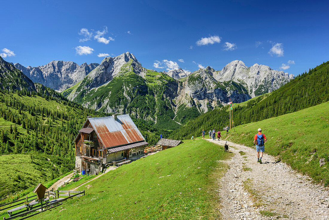 Mehrere Personen beim Wandern gehen auf Plumsjochhütte zu, Karwendel im Hintergrund, Plumsjoch, Mondscheinspitze, Naturpark Karwendel, Karwendel, Tirol, Österreich