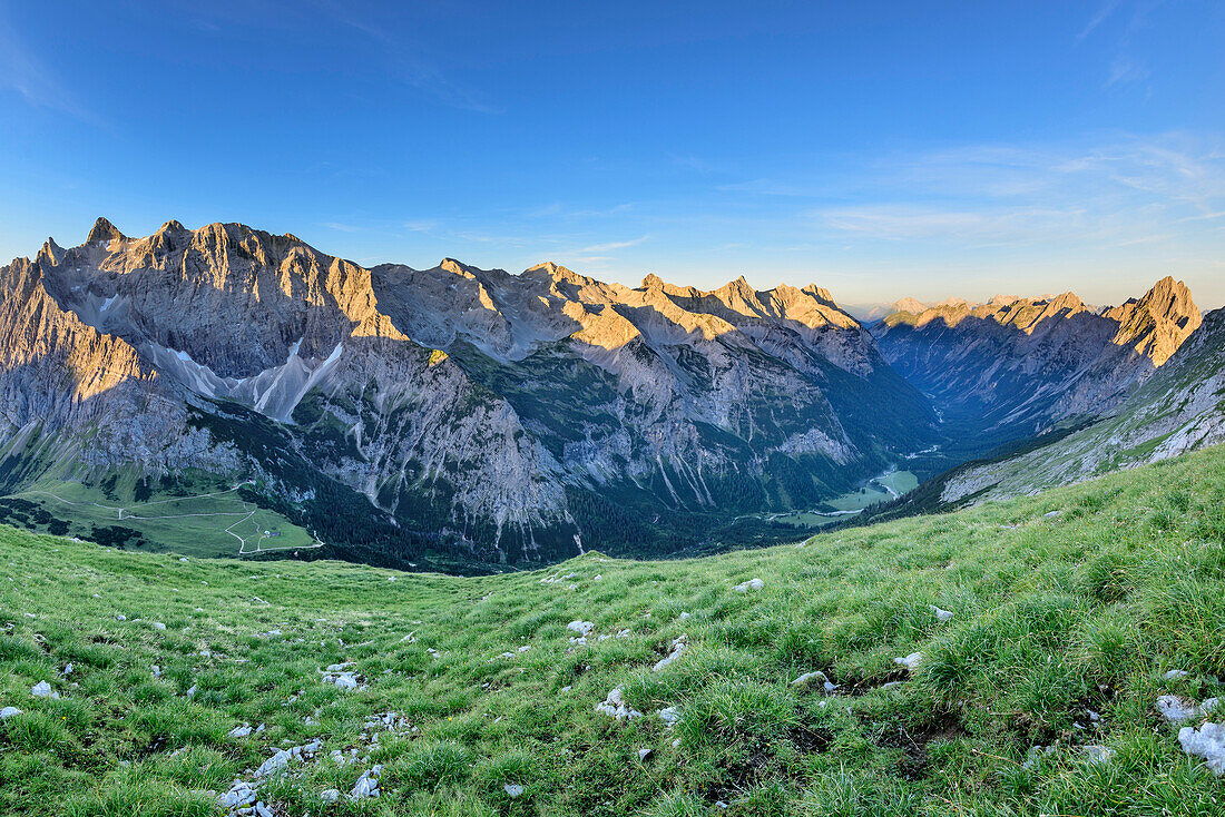 Karwendel range above valley Karwendeltal, from Oestliche Karwendelspitze, Natural Park Karwendel, Karwendel range, Tyrol, Austria