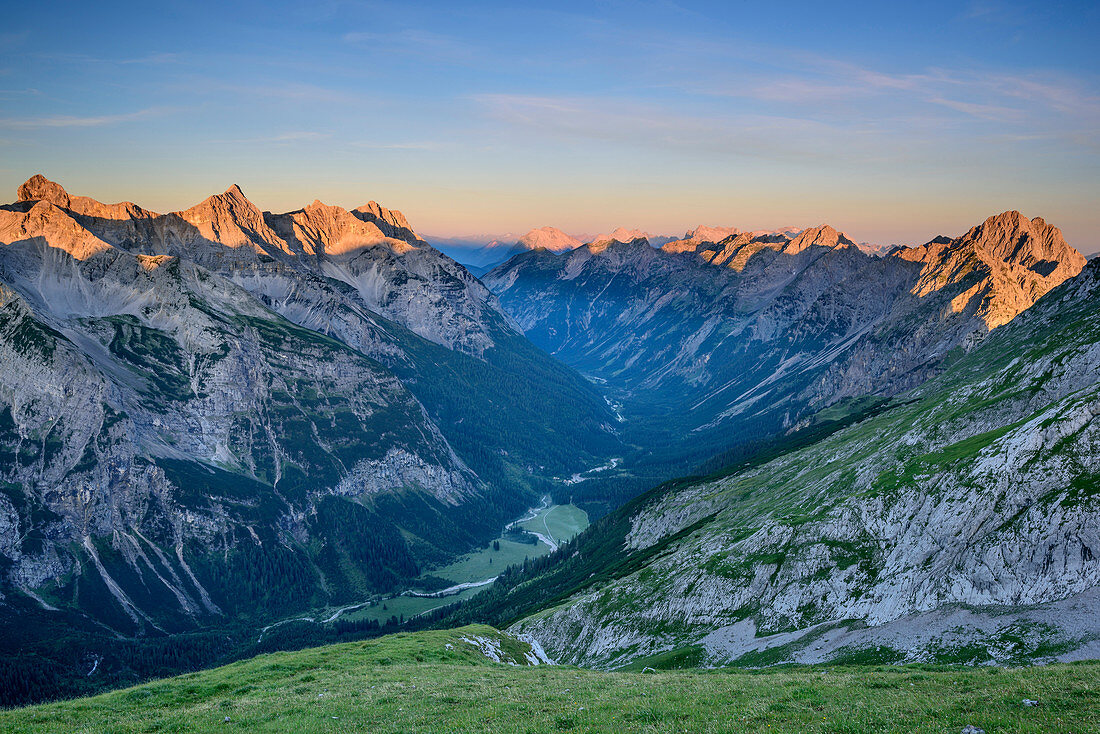 Karwendel range and Wetterstein range above valley Karwendeltal, from Oestliche Karwendelspitze, Natural Park Karwendel, Karwendel range, Tyrol, Austria