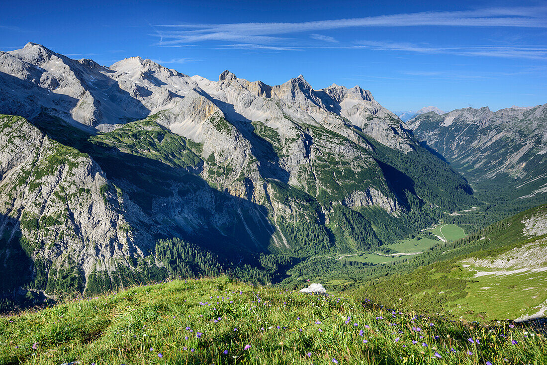 Karwendelkette über Karwendeltal, von der Östlichen Karwendelspitze, Naturpark Karwendel, Karwendel, Tirol, Österreich