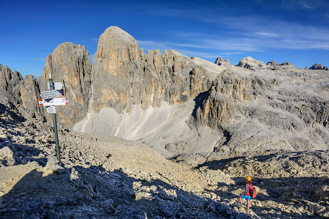 Frau wandert, Pala di San Martino und Pala-Hochfläche im Hintergrund, Cima la Fradusta, Val Canali, Pala, Dolomiten, UNESCO Weltnaturerbe Dolomiten, Trentino, Italien