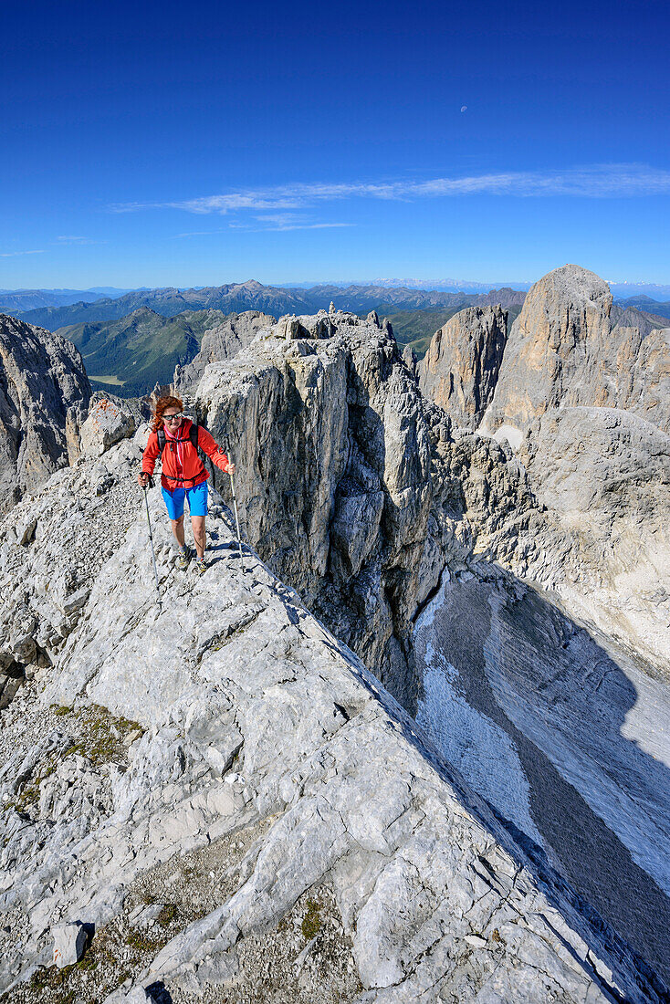 Frau beim Wandern geht über schmalen Felsgrat, Cima la Fradusta, Val Canali, Pala, Dolomiten, UNESCO Weltnaturerbe Dolomiten, Trentino, Italien
