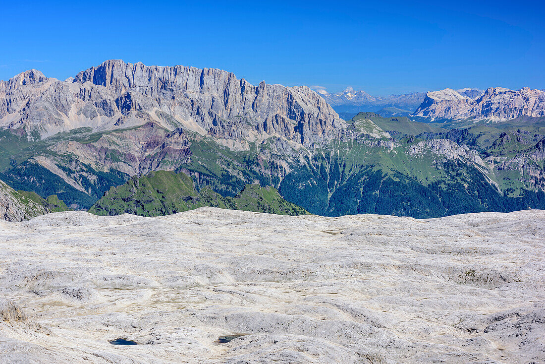 Blick auf Pala-Hochfläche mit Marmolada und Fanesgruppe im Hintergrund, Cima la Fradusta, Val Canali, Pala, Dolomiten, UNESCO Weltnaturerbe Dolomiten, Trentino, Italien