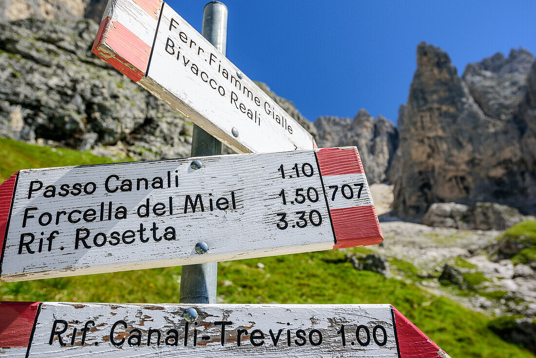 Wegweiser im Val Canali, Pala, Dolomiten, UNESCO Weltnaturerbe Dolomiten, Trentino, Italien