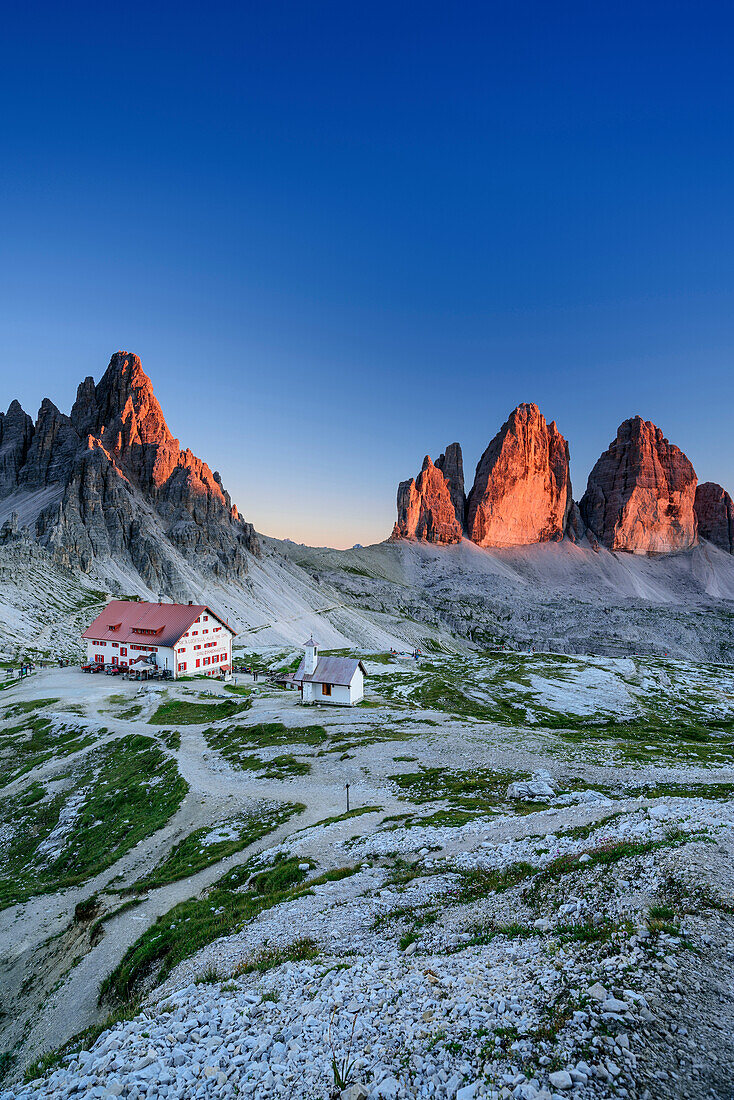 Hut Rifugio Locatelli in front of Paternkofel and Tre Cime, hut Rifugio Locatelli, Sexten Dolomites, Dolomites, UNESCO World Heritage Dolomites, South Tyrol, Italy