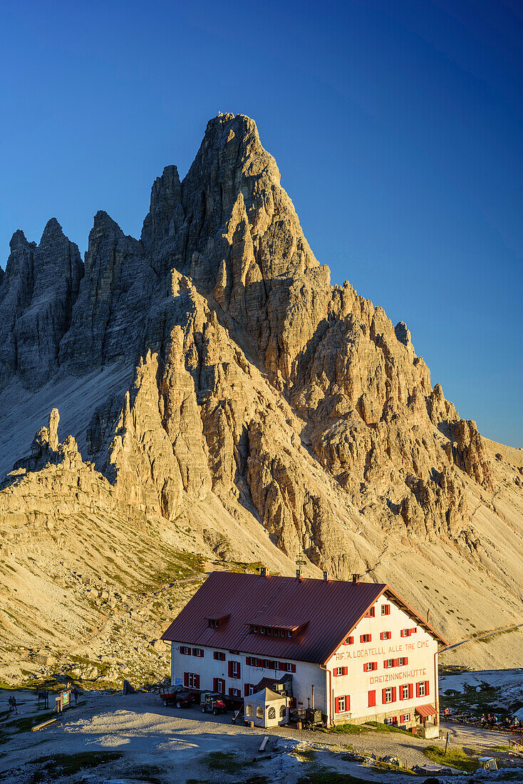 Hut Rifugio Locatelli in front of Paternkofel, hut Rifugio Locatelli, Sexten Dolomites, Dolomites, UNESCO World Heritage Dolomites, South Tyrol, Italy