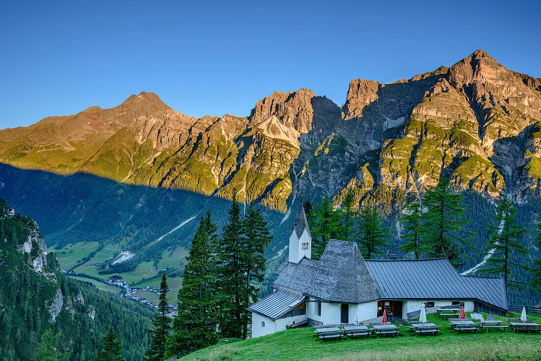 Church St. Magdalena in front of Habicht and Kirchdachspitze, St. Magdalena, valley of Gschnitz, Stubai Alps, Tyrol, Austria