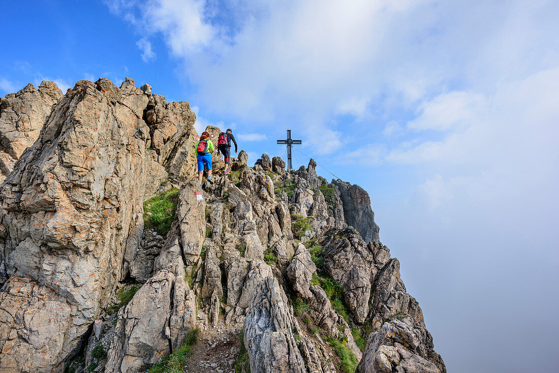 Zwei Personen steigen zum Gipfel des Großen Rettenstein auf, Großer Rettenstein, Kitzbüheler Alpen, Tirol, Österreich
