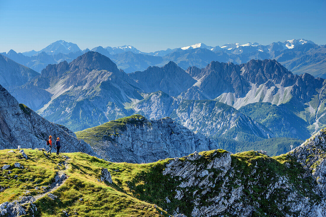 Zwei Frauen begehen Klettersteig Mittenwalder Höhenweg, Karwendel im Mittelgrund, Stubaier Alpen im Hintergrund, Mittenwalder Höhenweg, Karwendel, Oberbayern, Bayern, Deutschland