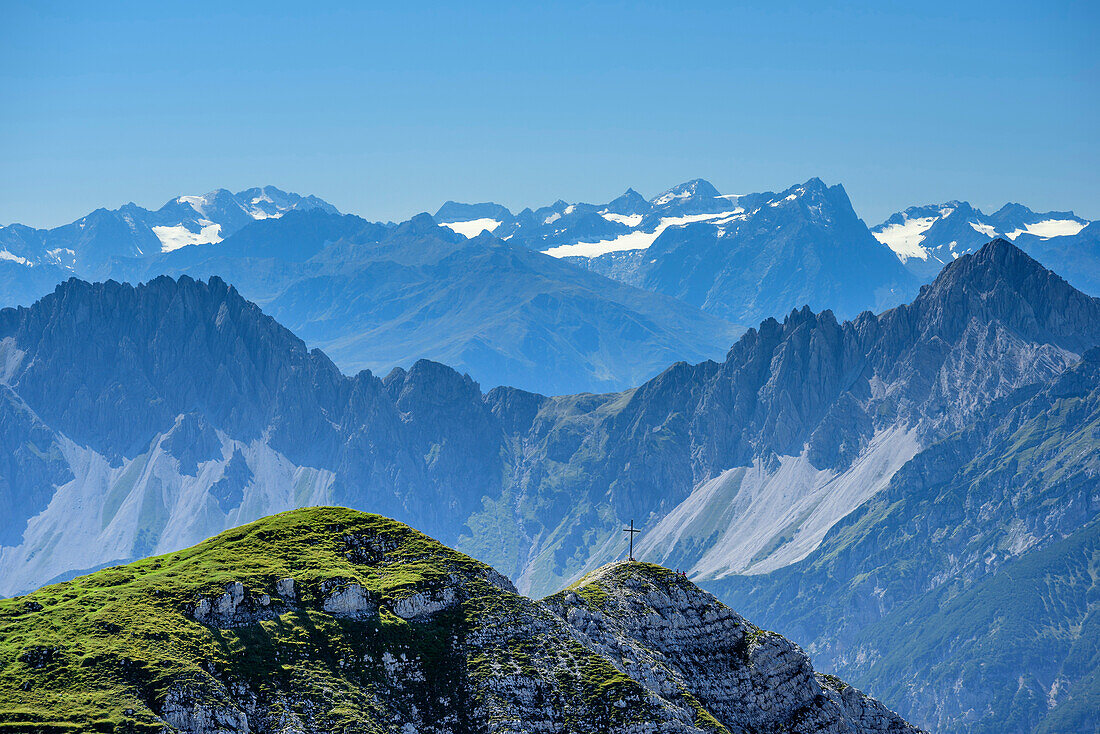Blick auf Rotwandlspitze und Stubaier Alpen im Hintergrund, vom Mittenwalder Höhenweg, Karwendel, Oberbayern, Bayern, Deutschland