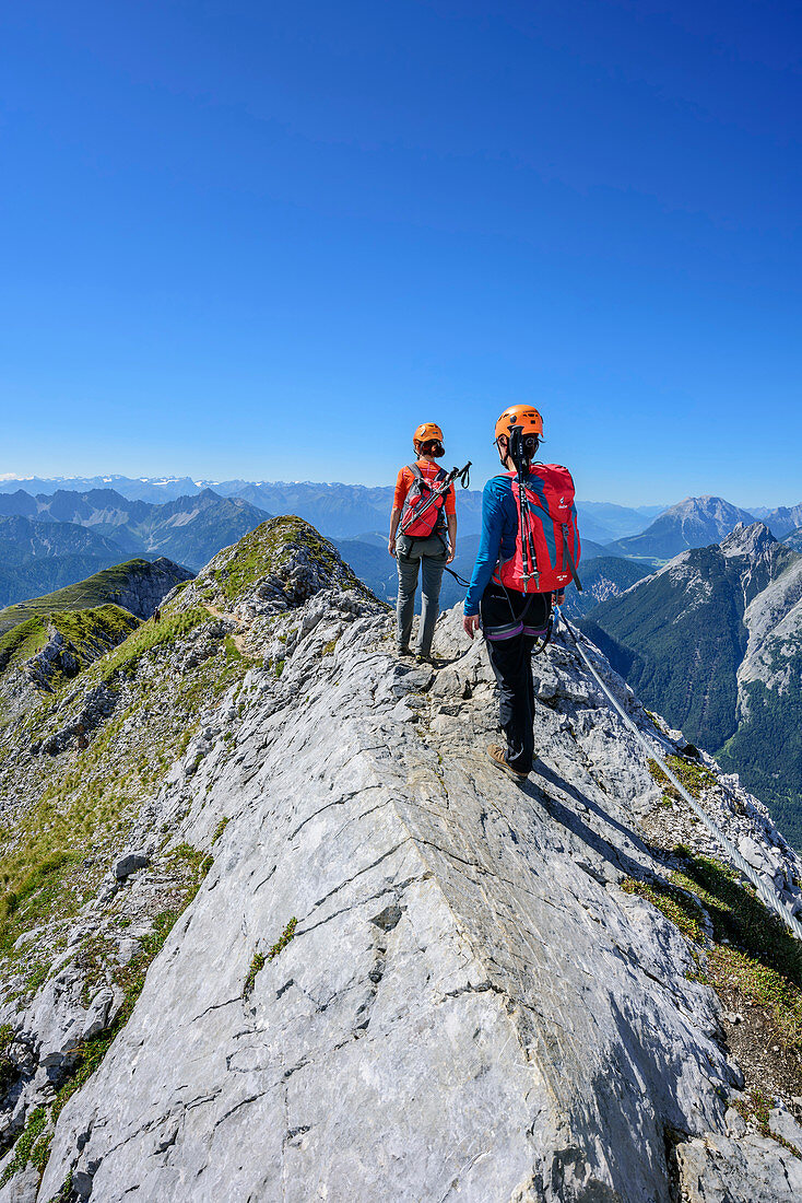 Zwei Frauen begehen Klettersteig Mittenwalder Höhenweg, Mittenwalder Höhenweg, Karwendel, Oberbayern, Bayern, Deutschland