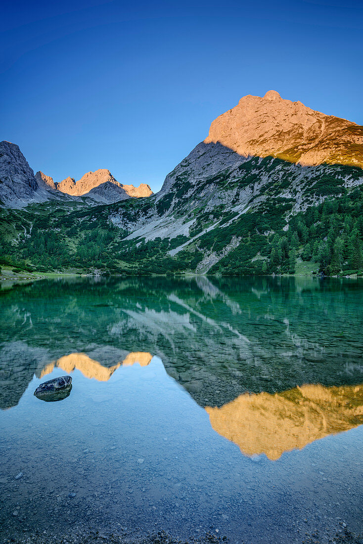 Wampeterschrofen und Ehrwalder Sonnenspitze spiegeln sich im Seebensee, Seebensee, Mieminger Berge, Tirol, Österreich