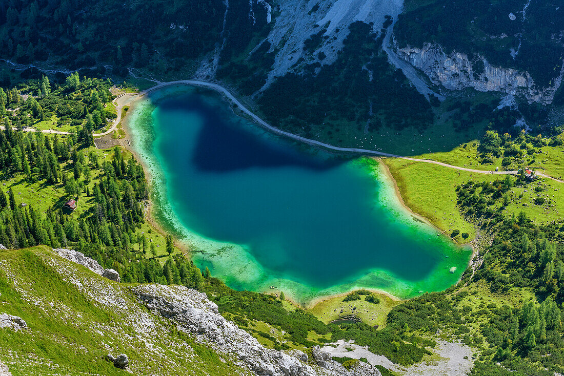 Blick auf Seebensee, von der Ehrwalder Sonnenspitze, Mieminger Berge, Tirol, Österreich