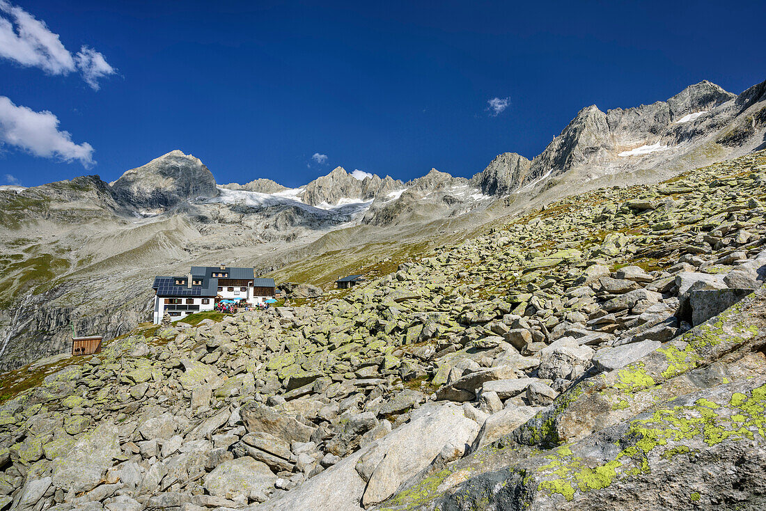 Plauener Hütte mit Kuchelmooskopf und Reichenspitze, Plauener Hütte, Reichenspitzgruppe, Zillertaler Alpen, Tirol, Österreich
