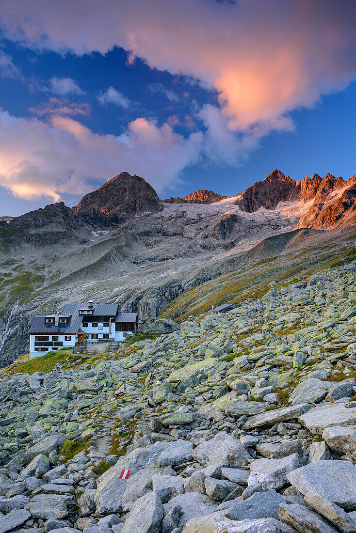 Hut Plauener Huette with Kuchelmooskopf and Reichenspitze, hut Plauener Huette, Reichenspitze group, Zillertal Alps, Tyrol, Austria