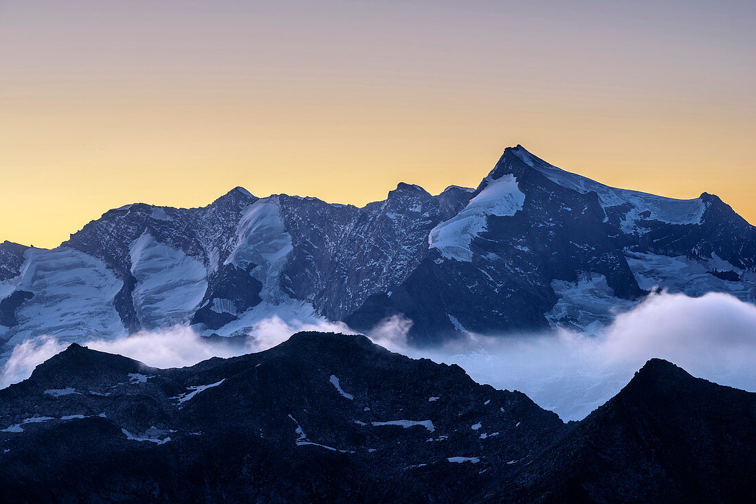 Nebelstimmung an Dreiherrenspitze, von Zillerplattenspitze, Reichenspitzgruppe, Zillertaler Alpen, Tirol, Österreich