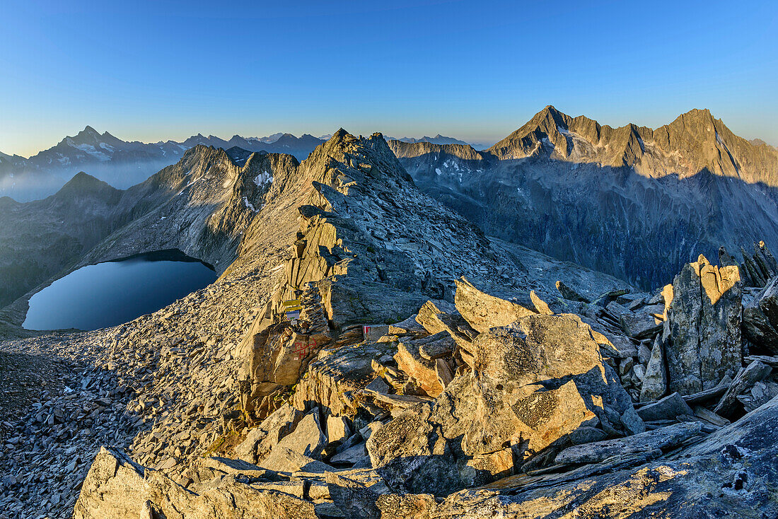 Eissee mit Hohe Tauern und Zillertaler Alpen, Eissee, Reichenspitzgruppe, Zillertaler Alpen, Tirol, Österreich