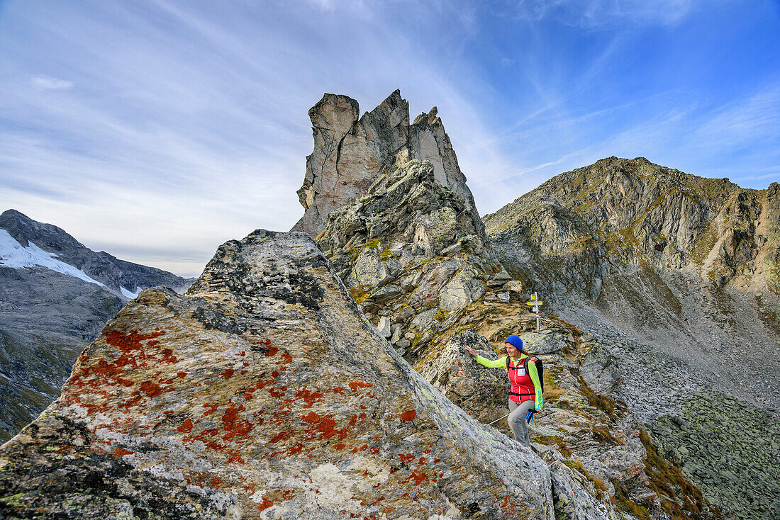 Frau beim Wandern steht in Scharte, Windbachscharte, Naturpark Zillertaler Alpen, Dreiländertour, Zillertaler Alpen, Salzburg, Österreich