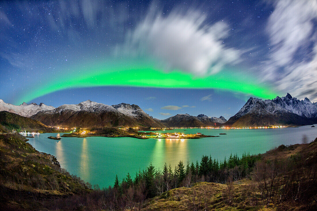 Aurora borealis, Polarlicht über Meeresbucht von Vestpollen, Vestpollen, Lofoten, Norland, Norwegen