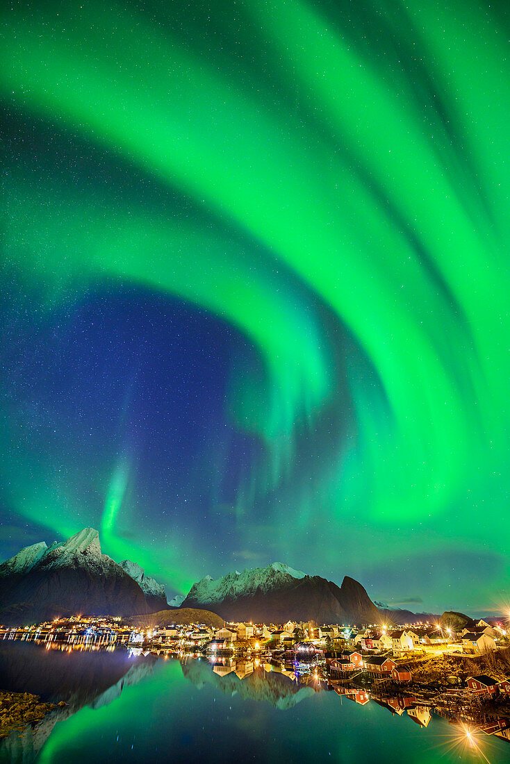 Aurora borealis, Polarlicht über Meeresbucht von Reine, Reine, Lofoten, Norland, Norwegen