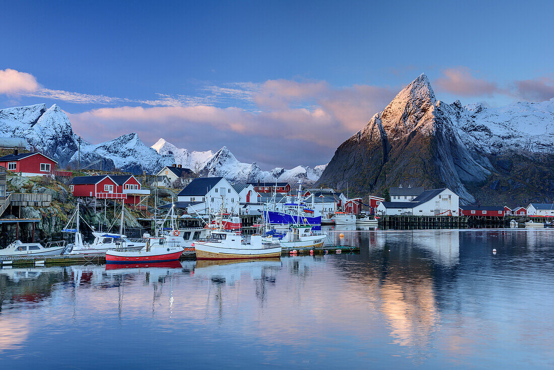 Bay with boats and houses of Hamnoy, snow-covered mountains in background, Hamnoy, Lofoten, Norland, Norway