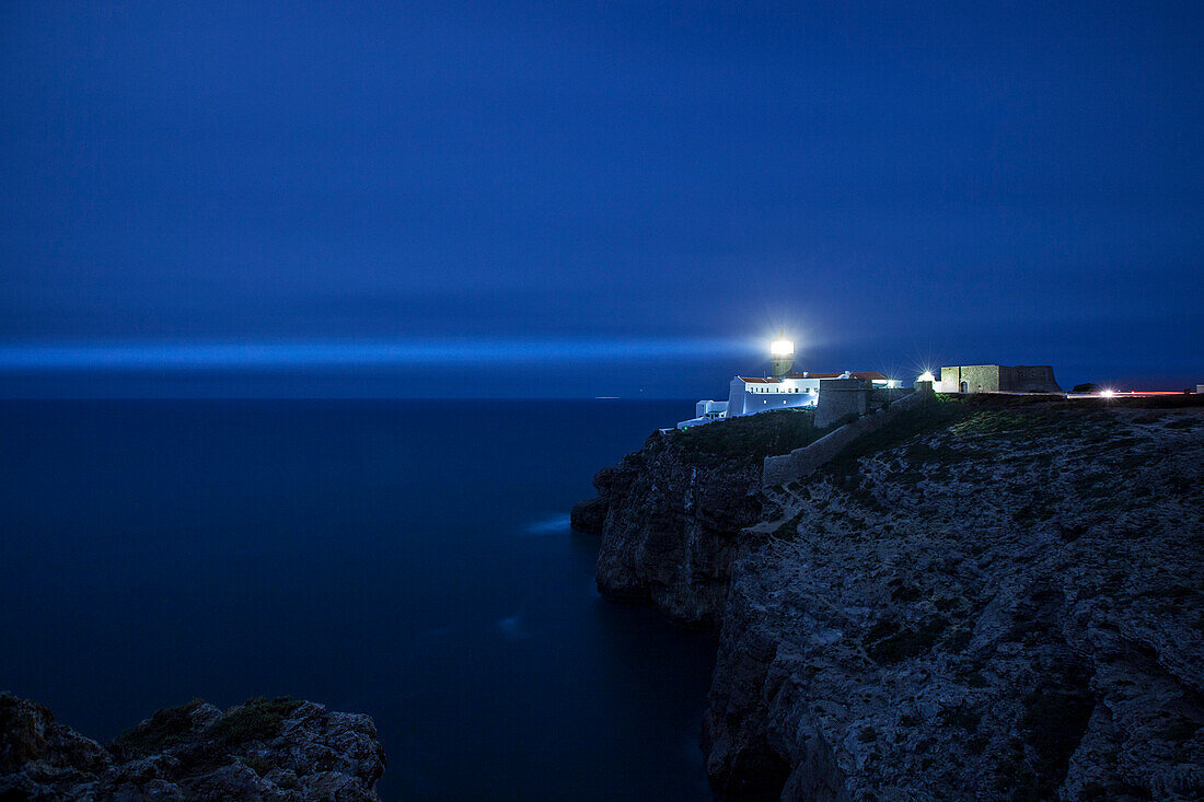 Leuchtturm mit Lichtstrahl bei Nacht , Cabo de São Vicente nahe Sagres, Algarve, Portugal, Europa