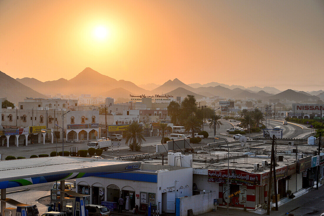 Sonnenaufgang mit Tankstelle in Ibra, Oman